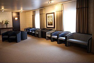 Une salle d'attente avec une rangée de chaises et une table