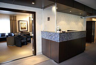Un hall d'hôtel avec un bureau de réception et des chaises
