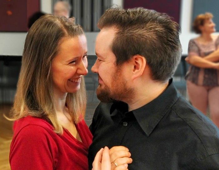 Melanie und Tim Seifert tanzen mit anderen Paaren einen Tanzkurs in ihrer Tanzschule Leipzig