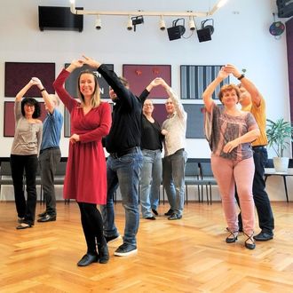 Melanie und Tim Seifert tanzen mit anderen Paaren einen Tanzkurs in ihrer Tanzschule Leipzig