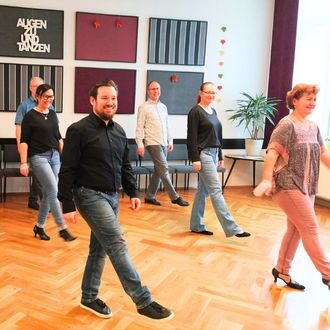Tim Seifert macht Steptanz in seiner Tanzschule Leipzig vor