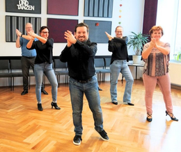Tim Seifert tanzt Line Dance in Leipzig vor