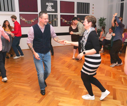 Paare tanzen in einer Tanzschule Leipzig