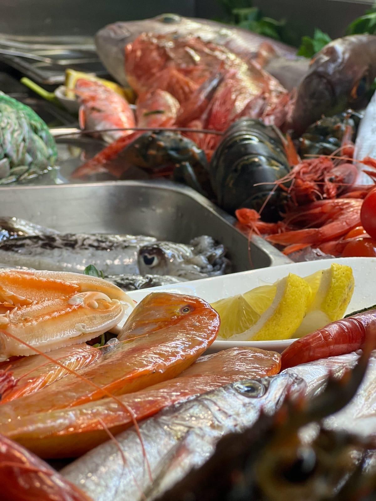 Una varietà di frutti di mare è appoggiata su un tavolo in un lavandino.