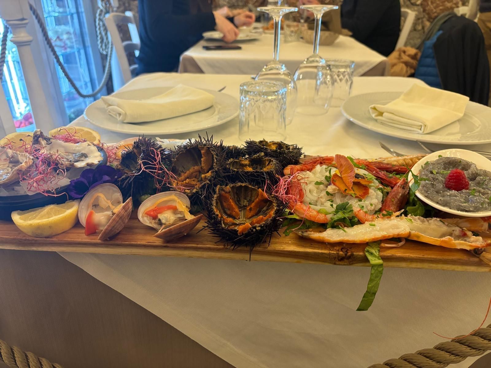 Un vassoio di frutti di mare è appoggiato sul tavolo di un ristorante.