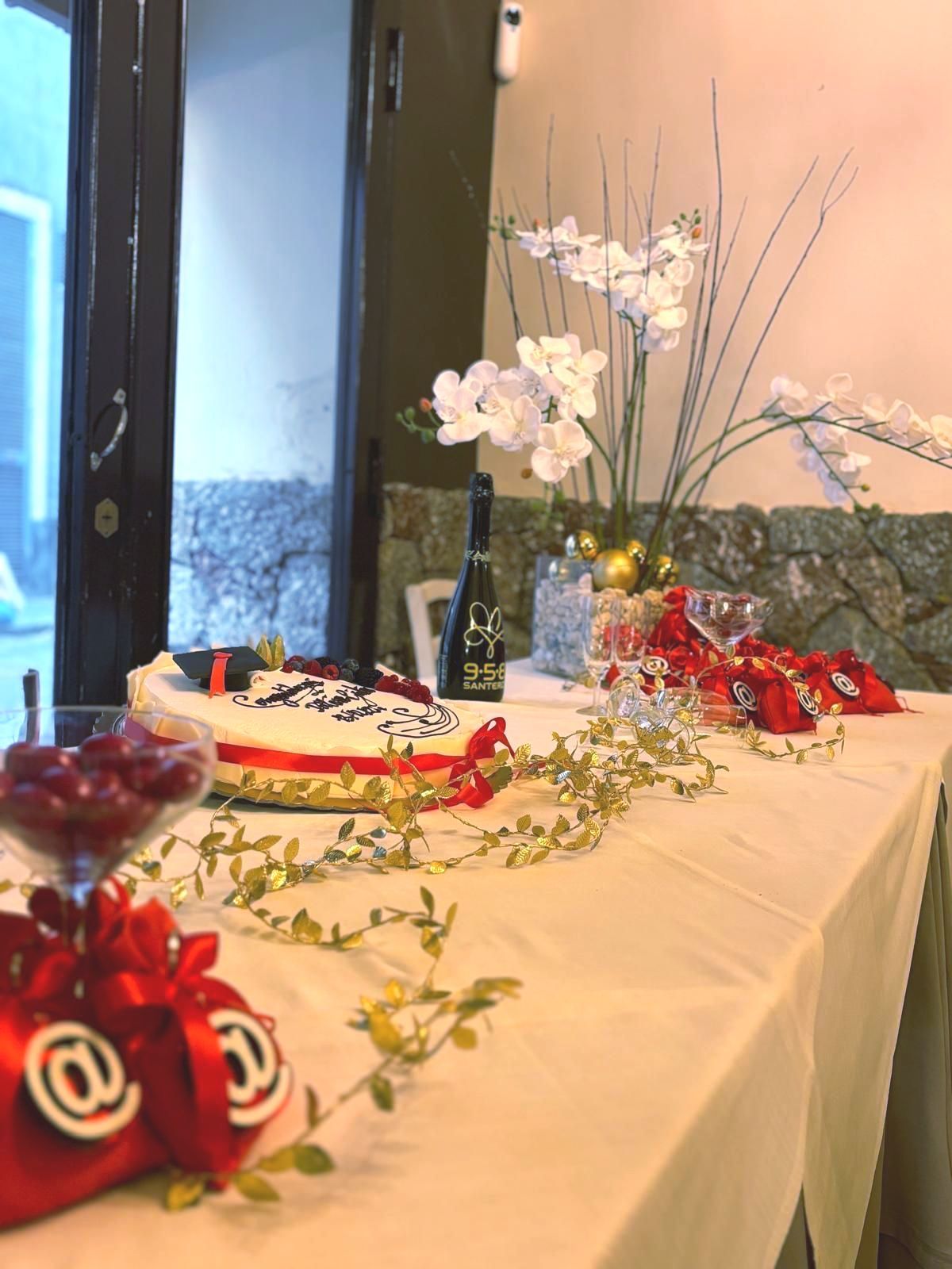 Una persona tiene in mano un piatto di cibo con la scritta