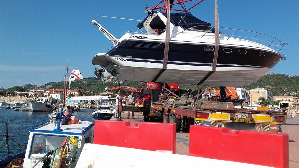 imbarcazione mentre viene scesa a mare