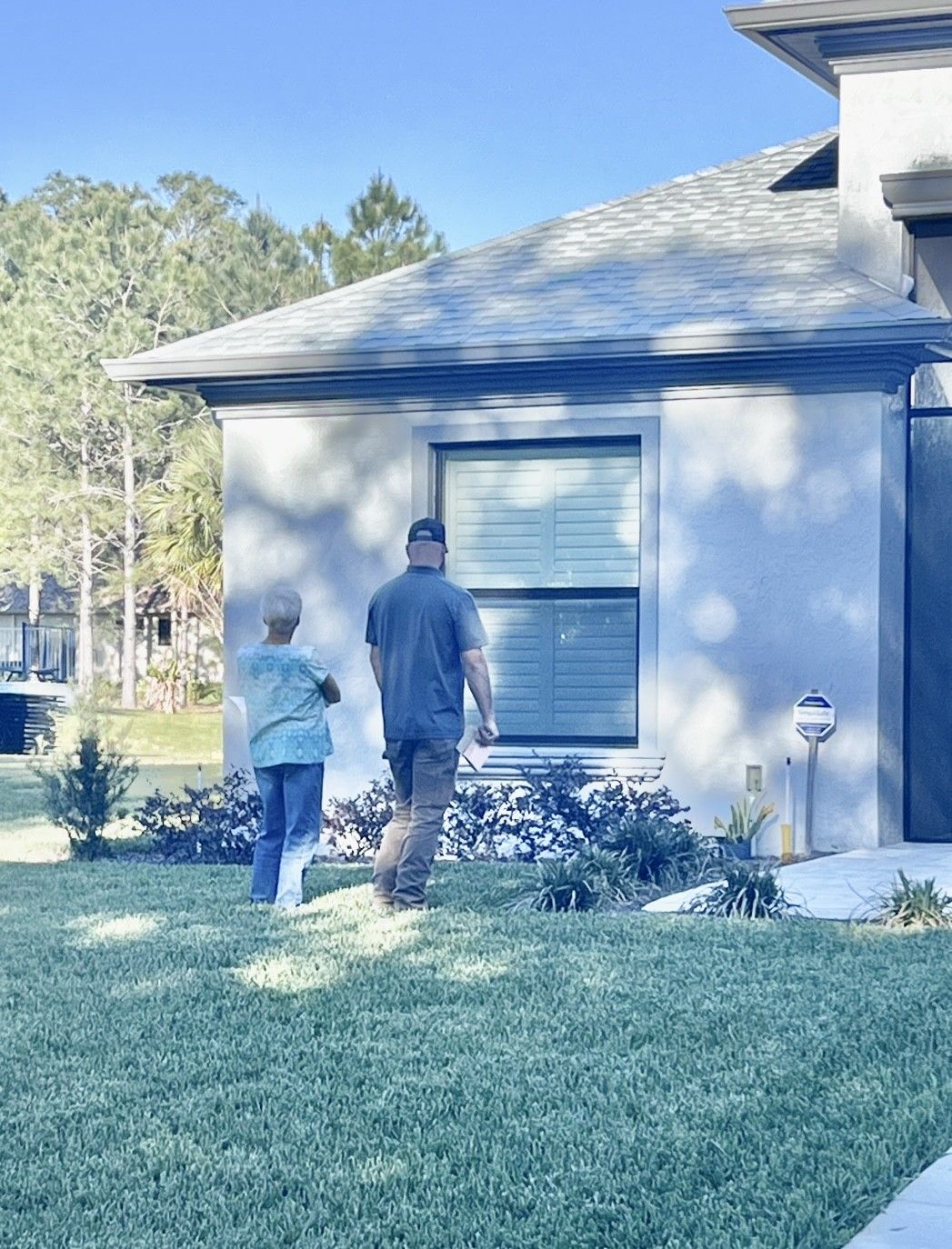 Picture Of Worker - Lecanto, FL - Luxe Landscapes