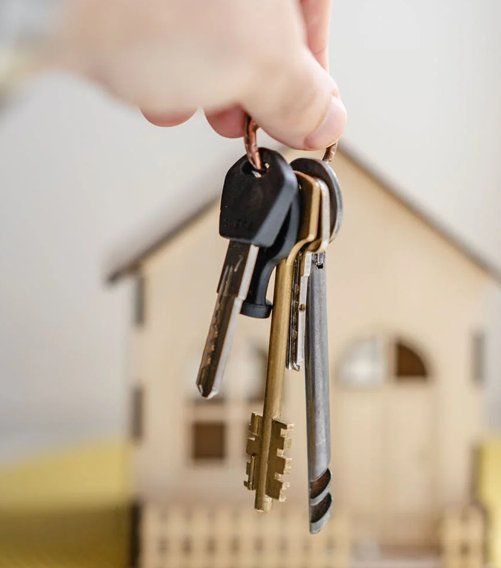 A person holding the keys of a home
