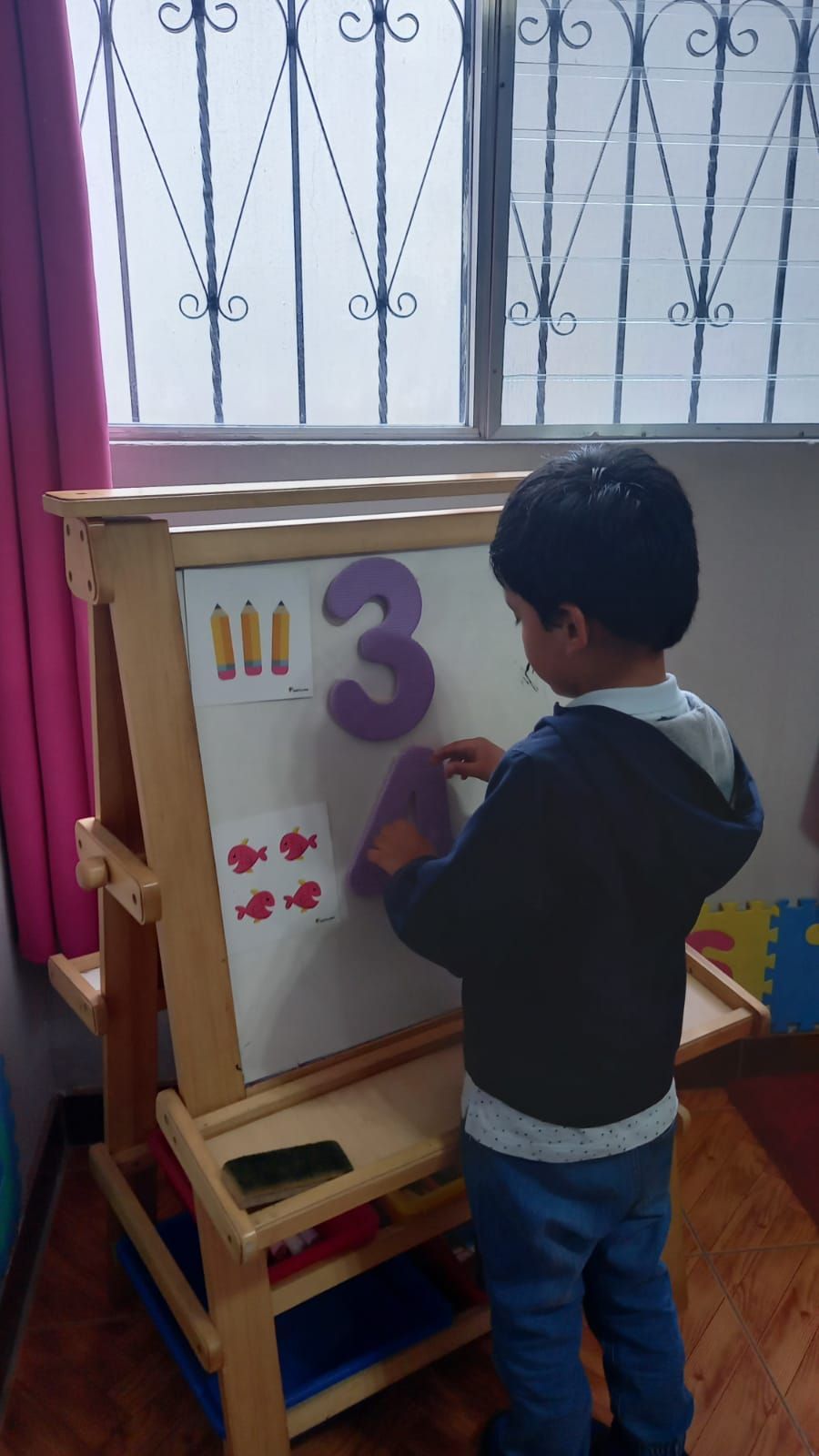 Hay una piscina de pelotas en el medio de la habitación.