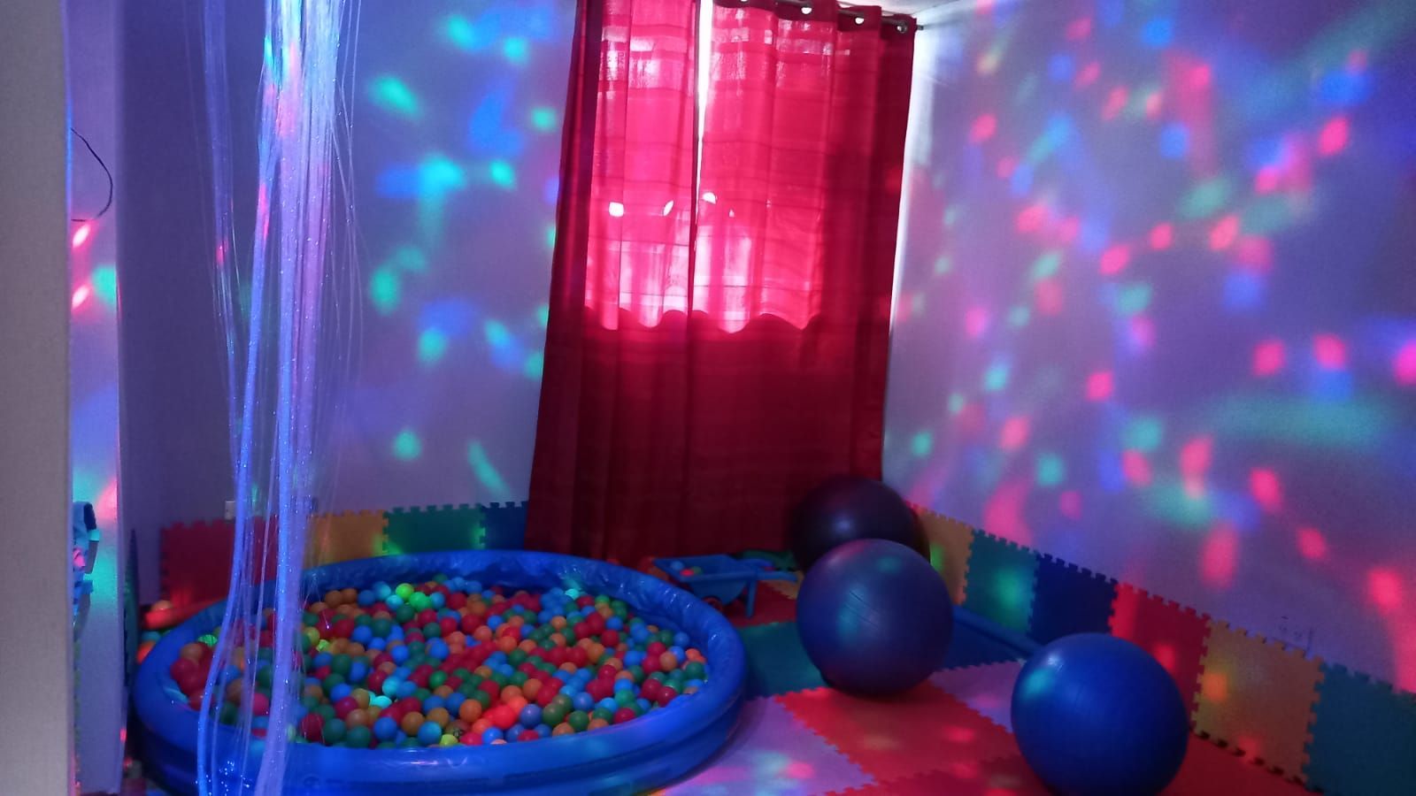 Hay una piscina de pelotas en el medio de la habitación.