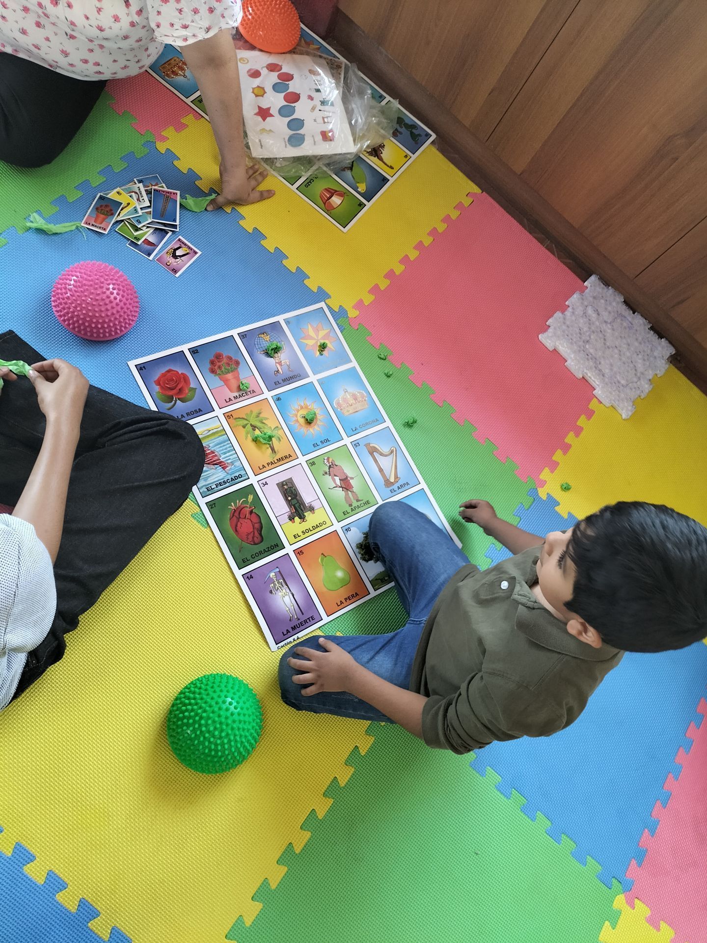 Un grupo de niños está jugando un juego sobre una alfombra de rompecabezas.
