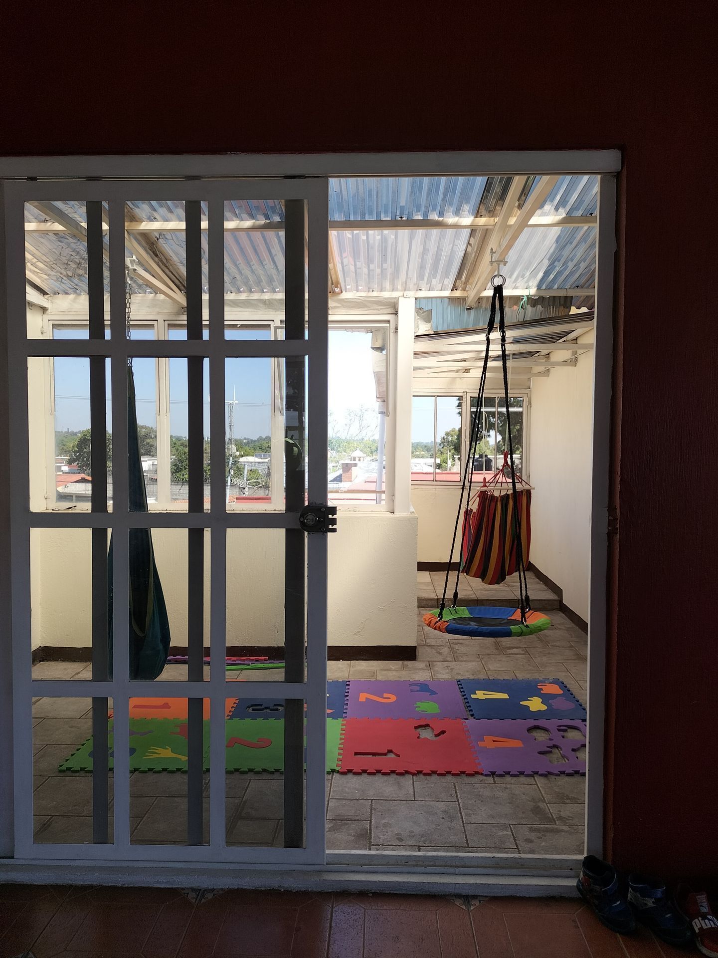 Una habitación con una puerta corrediza de vidrio y un batiente.