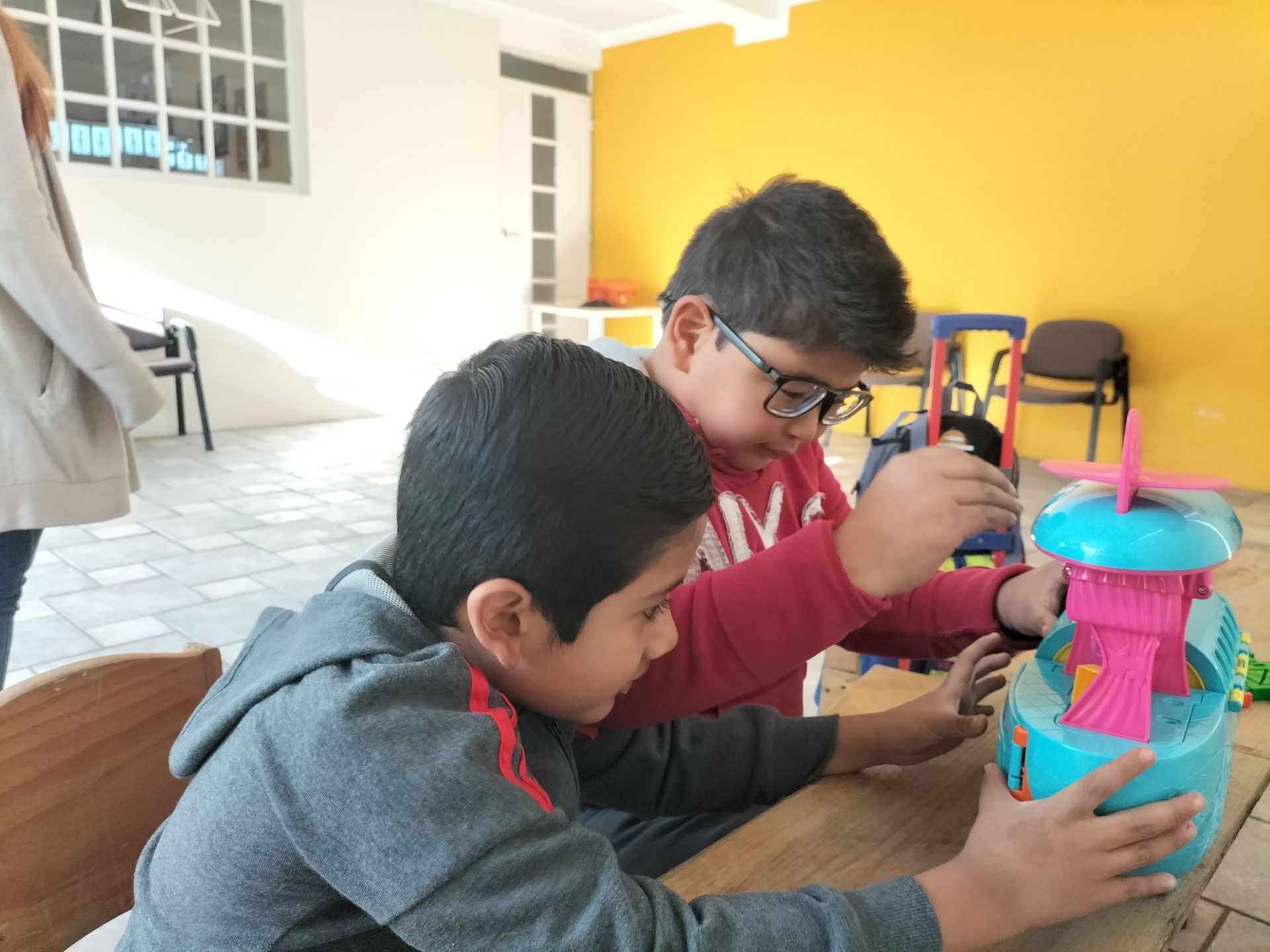 Una habitación con una mesa y sillas.