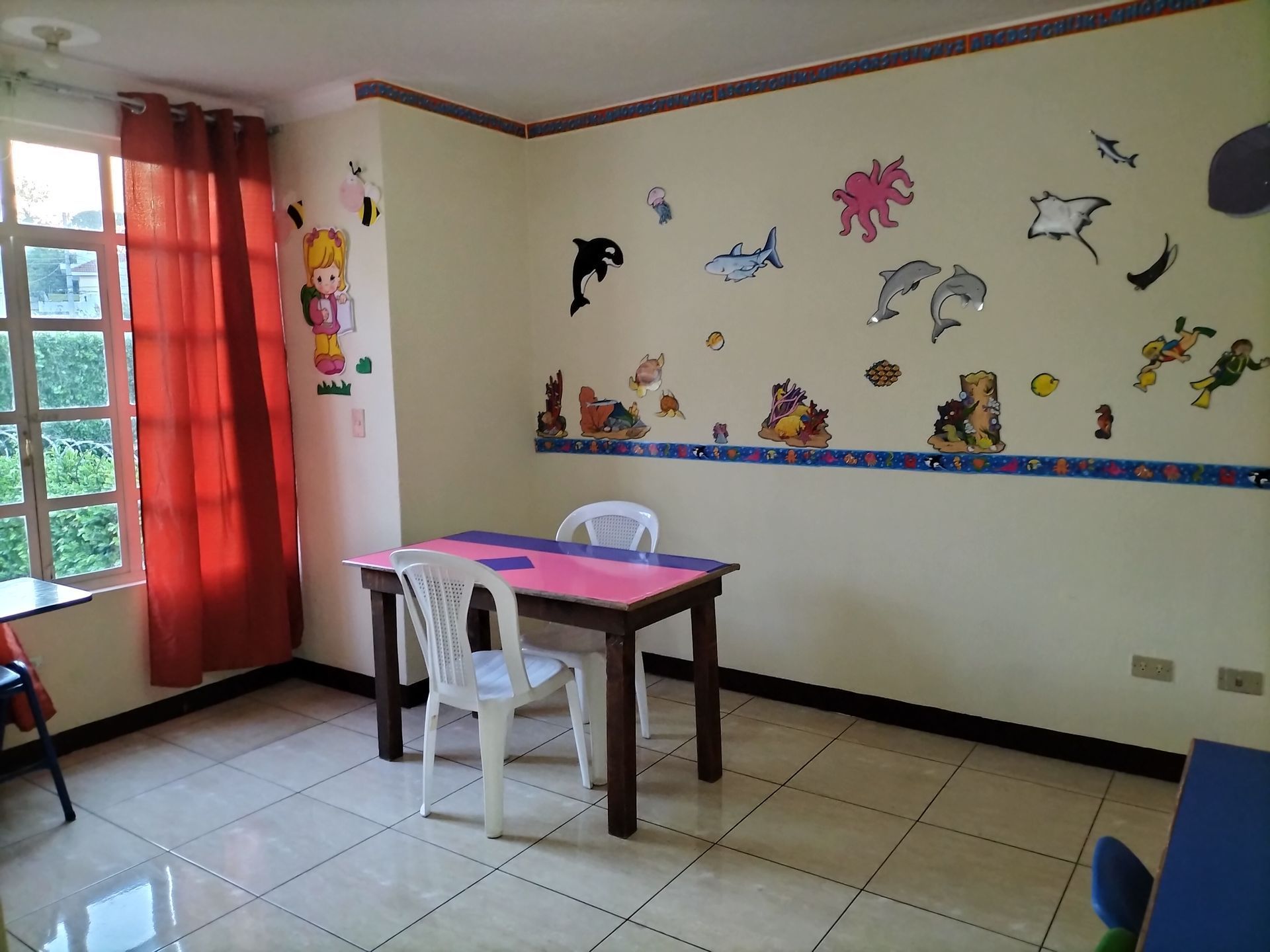 Una habitación con una mesa y sillas.