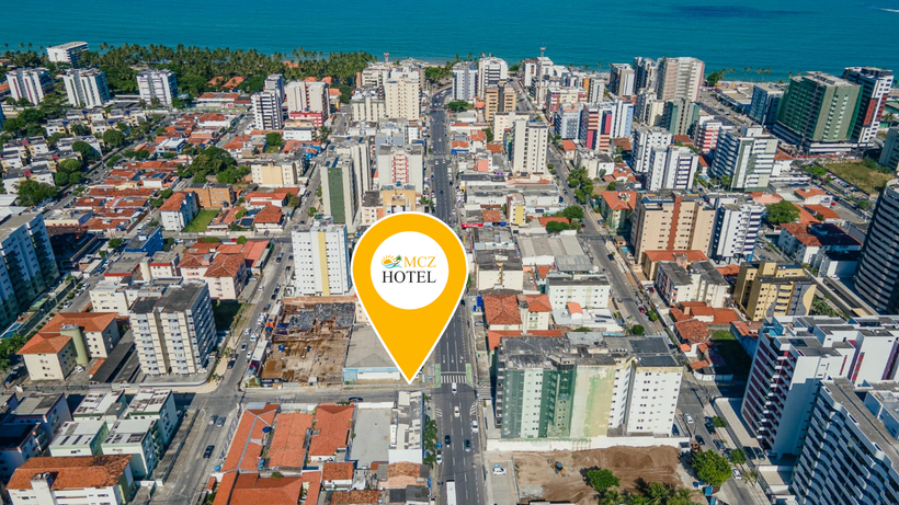 Uma vista aérea de uma cidade com um alfinete amarelo apontando para a localização de um edifício. - MCZ Hotel