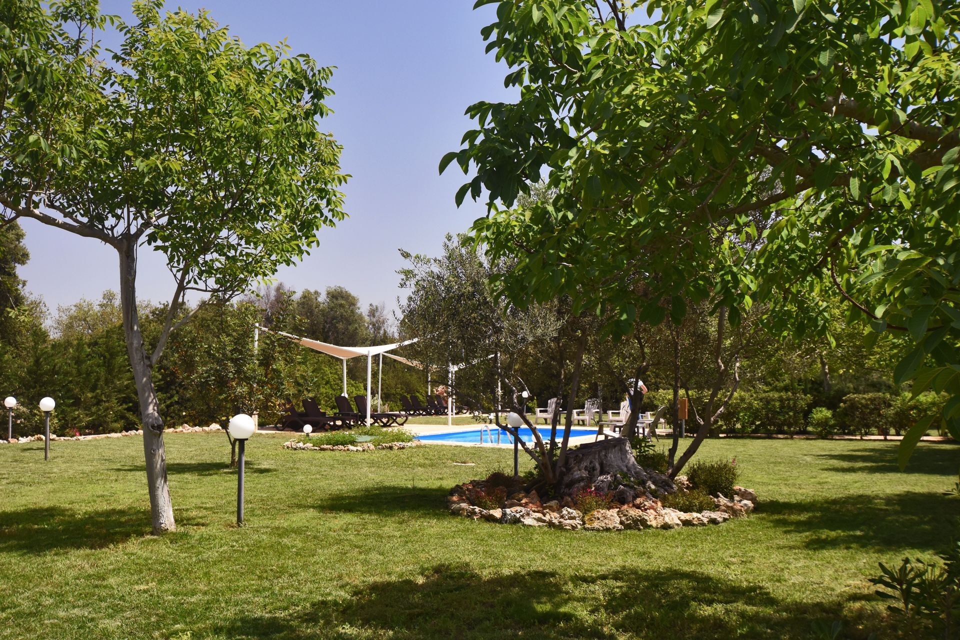 spazio esterno con sedie a sdraio