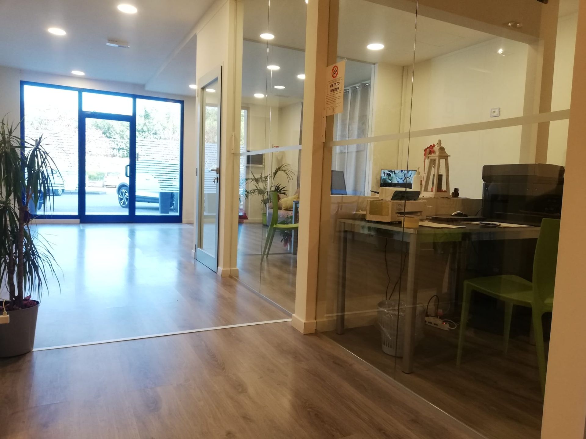 titolare dell'agenzia funebre in ufficio