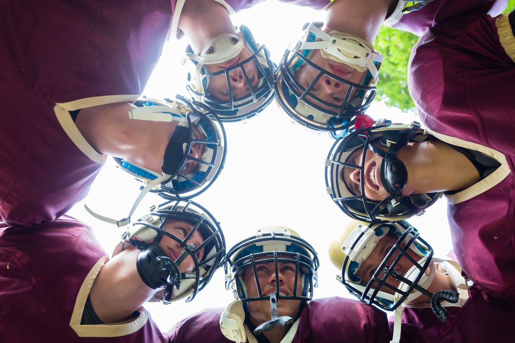 Footballspieler im Huddle