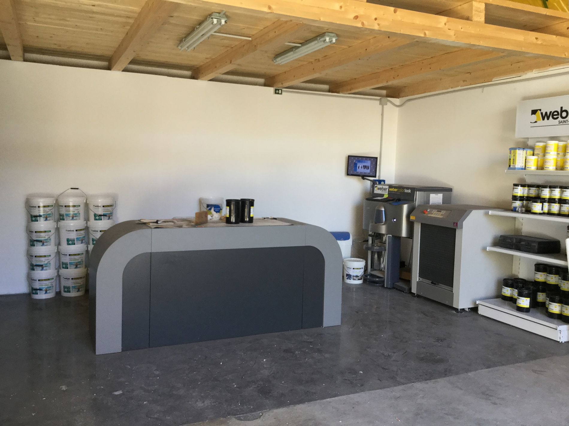 interni magazzino con forniture per il campo edile