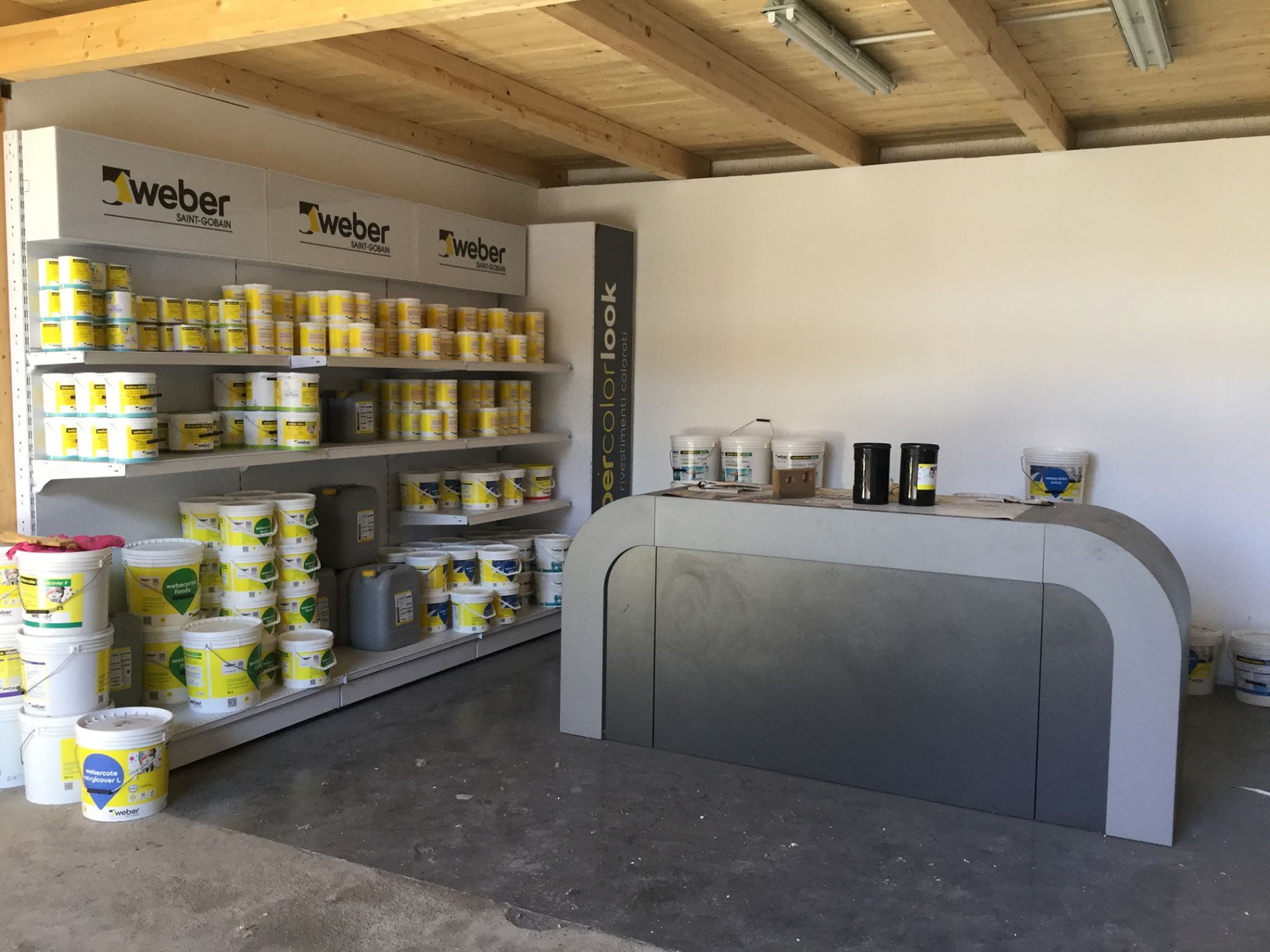 magazzino con forniture per l'edilizia