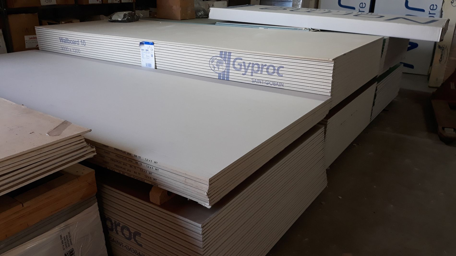 articoli per l'edilizia dentro il magazzino