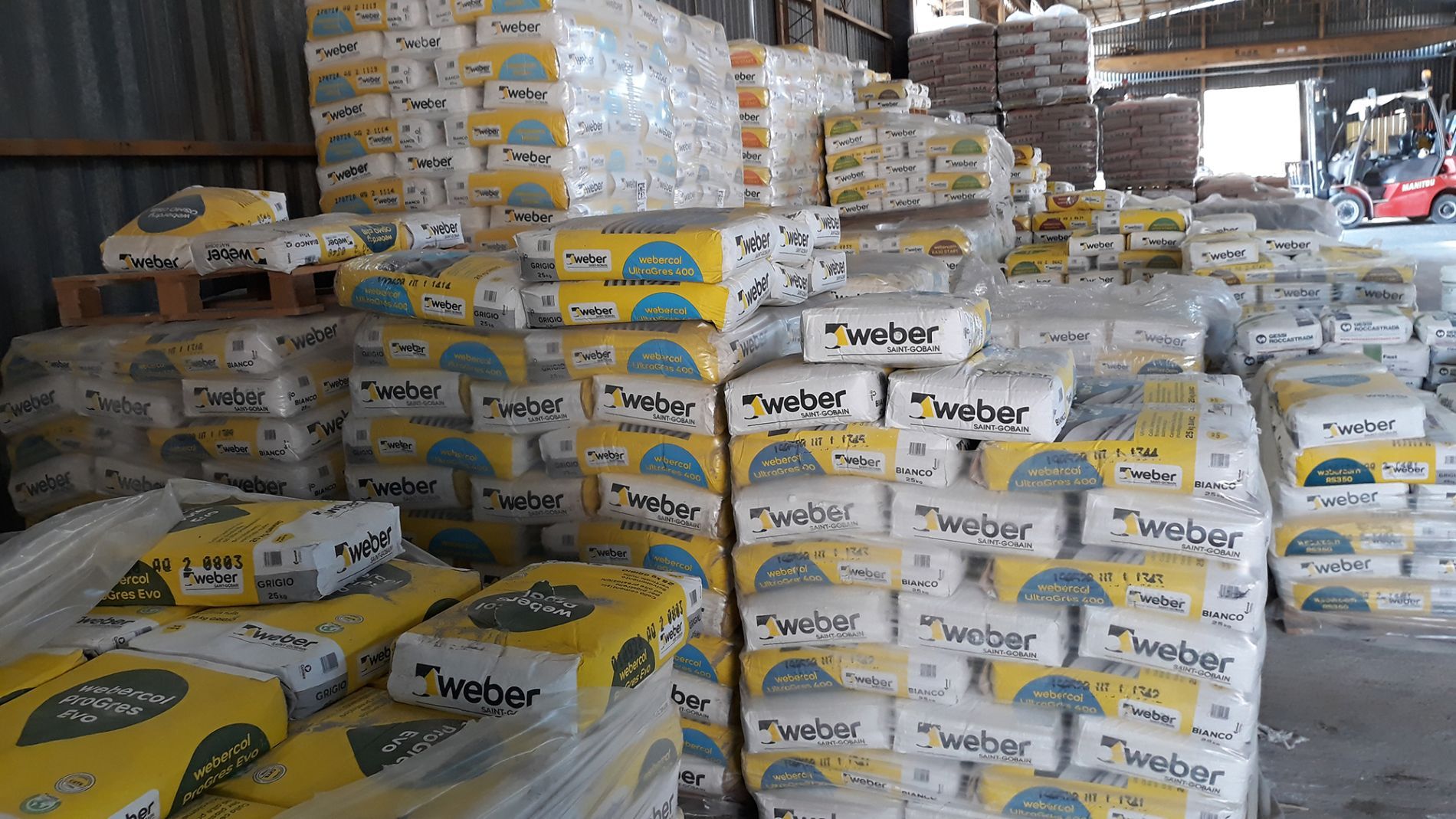 sacchi di materiale edile weber