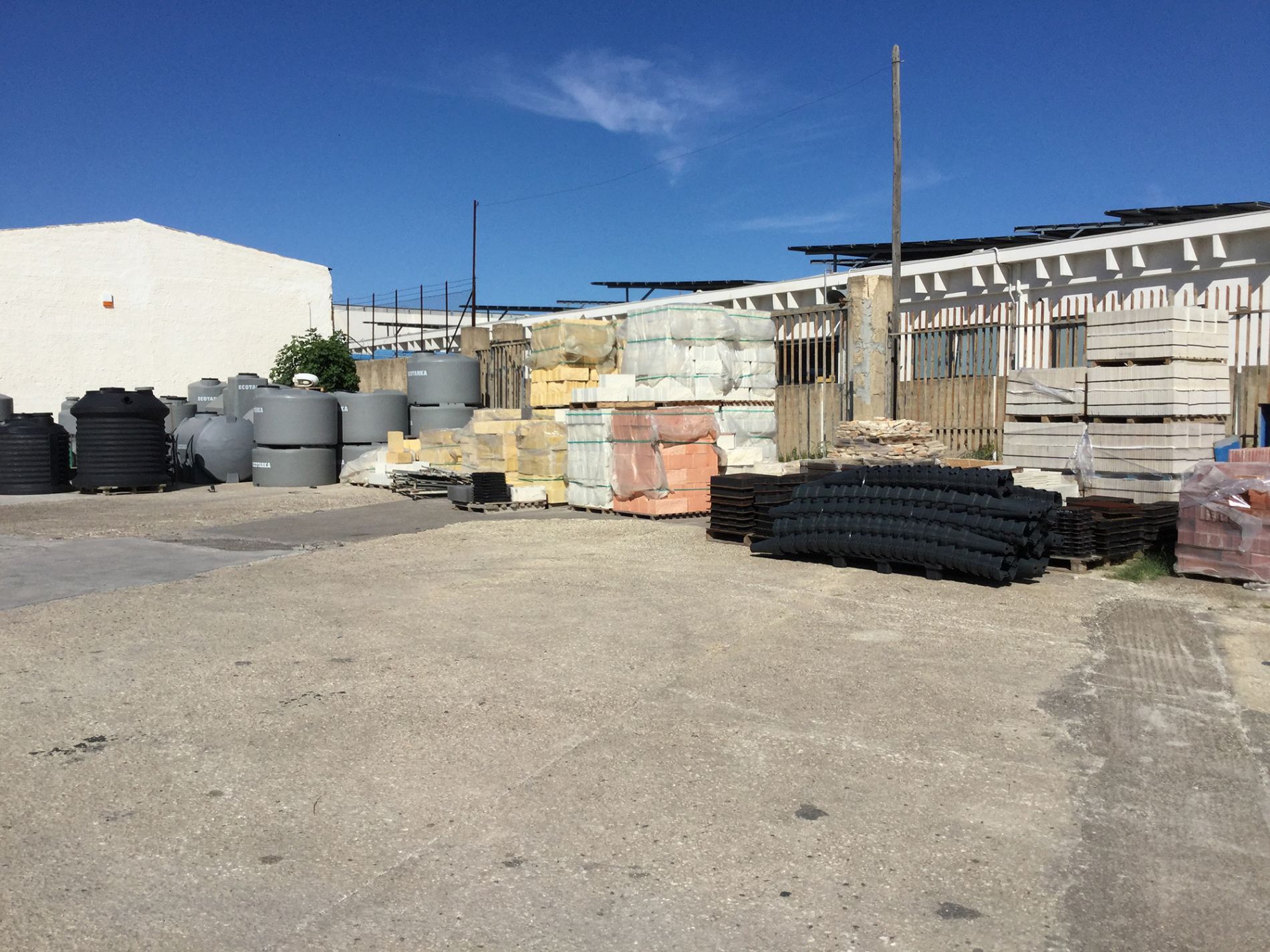 magazzino con forniture per il campo edile