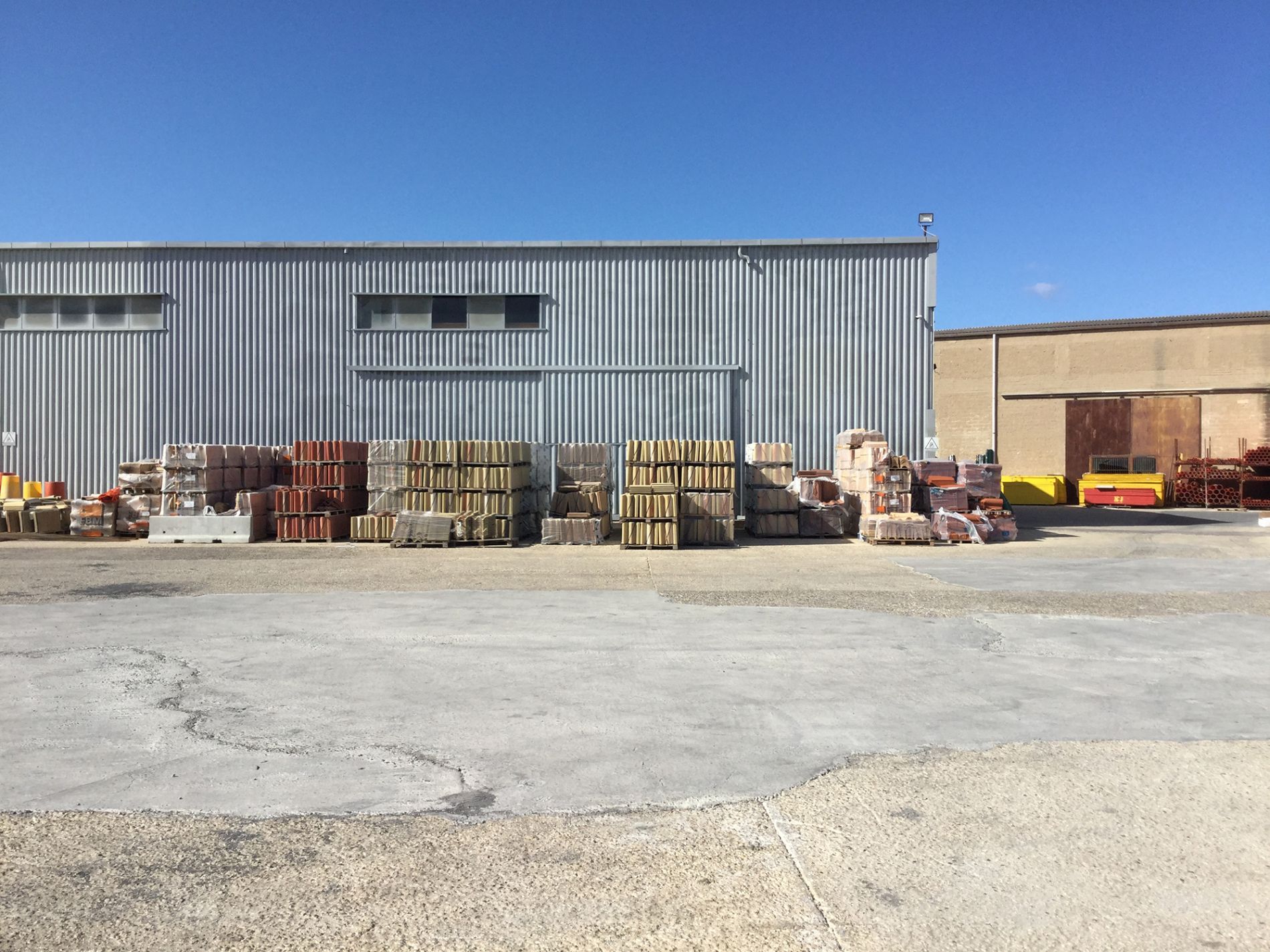 esterni magazzino con forniture