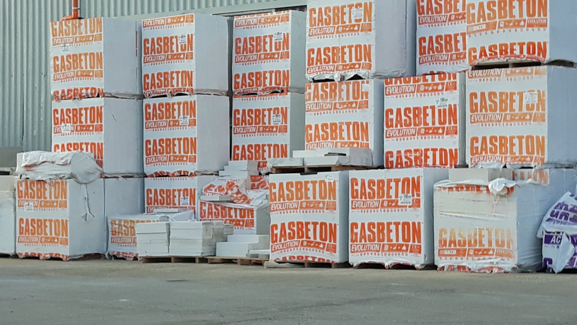 magazzino con forniture per il settore edile