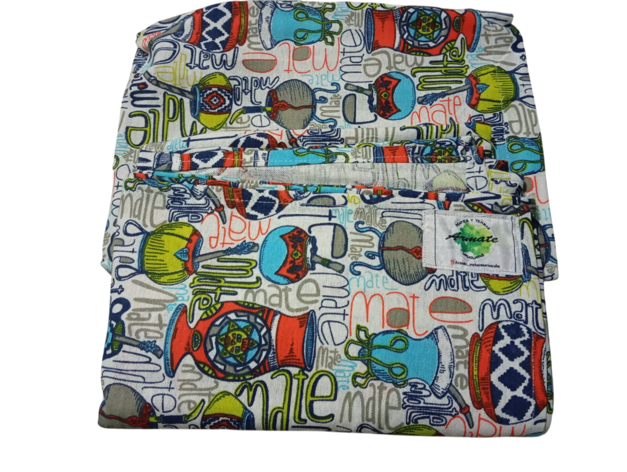 Pañal de tela doblado con estampado colorido de instrumentos musicales.