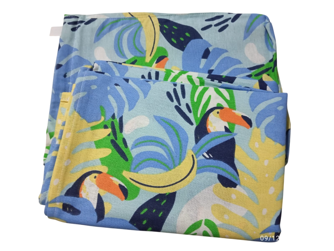 Tela azul con estampado de tucanes, plátanos y follaje.