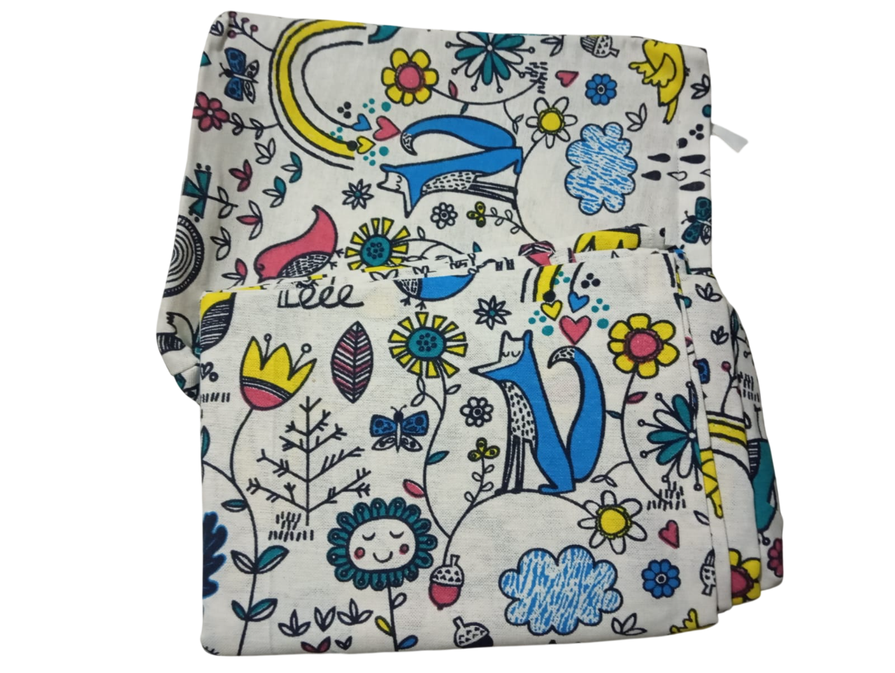 Tela blanca con estampados coloridos y caprichosos de flores, zorros y pájaros.