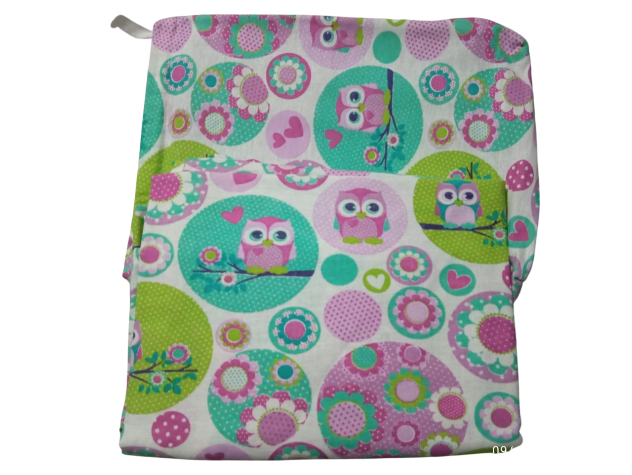 Pañal de tela con búhos, círculos verdes, rosas y blancos.