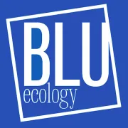 Logo per BLU ecology, con testo blu all'interno di un quadrato blu inclinato.