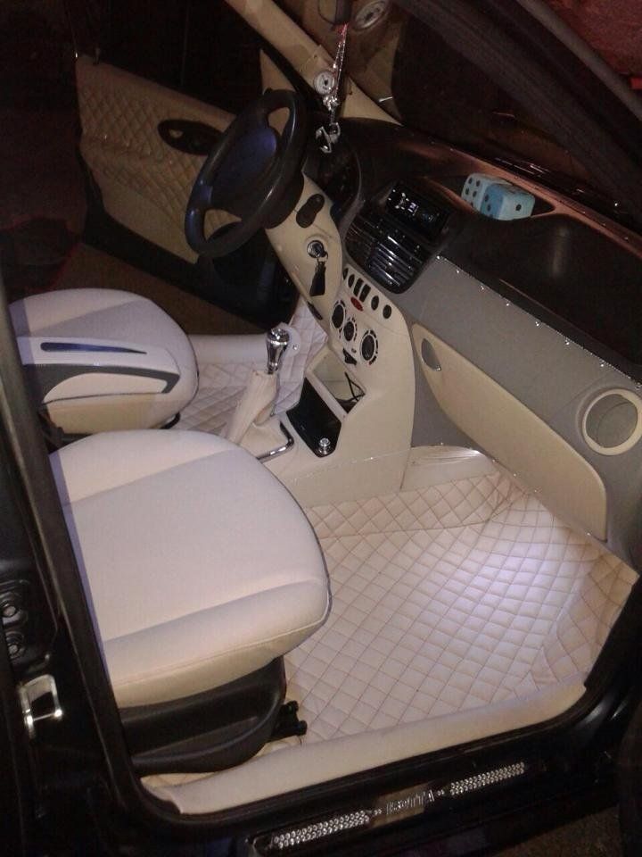 automobile con rivestimenti bianchi