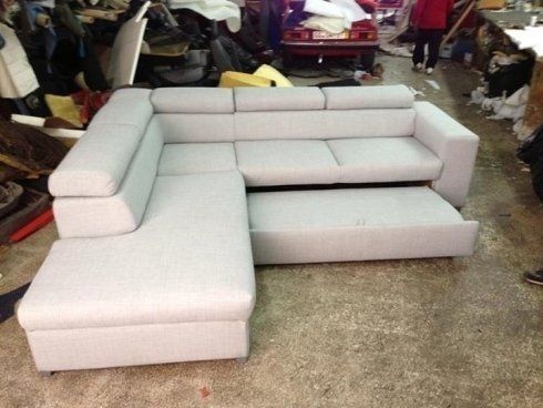 divano ad angolo con rivestimento bianco