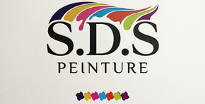 Logo SDS Peinture avec texte noir, volute de peinture color&eacute;e et gouttelettes de peinture multicolores en dessous