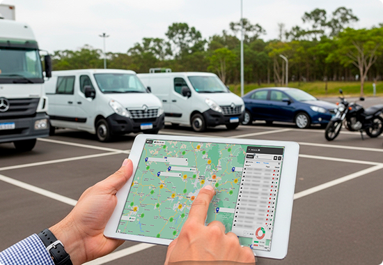 Uma pessoa está segurando um tablet com um mapa em um estacionamento.