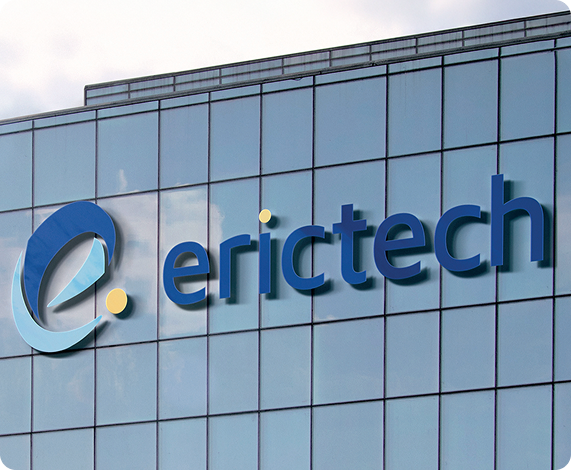 Erictech está escrito na lateral de um prédio