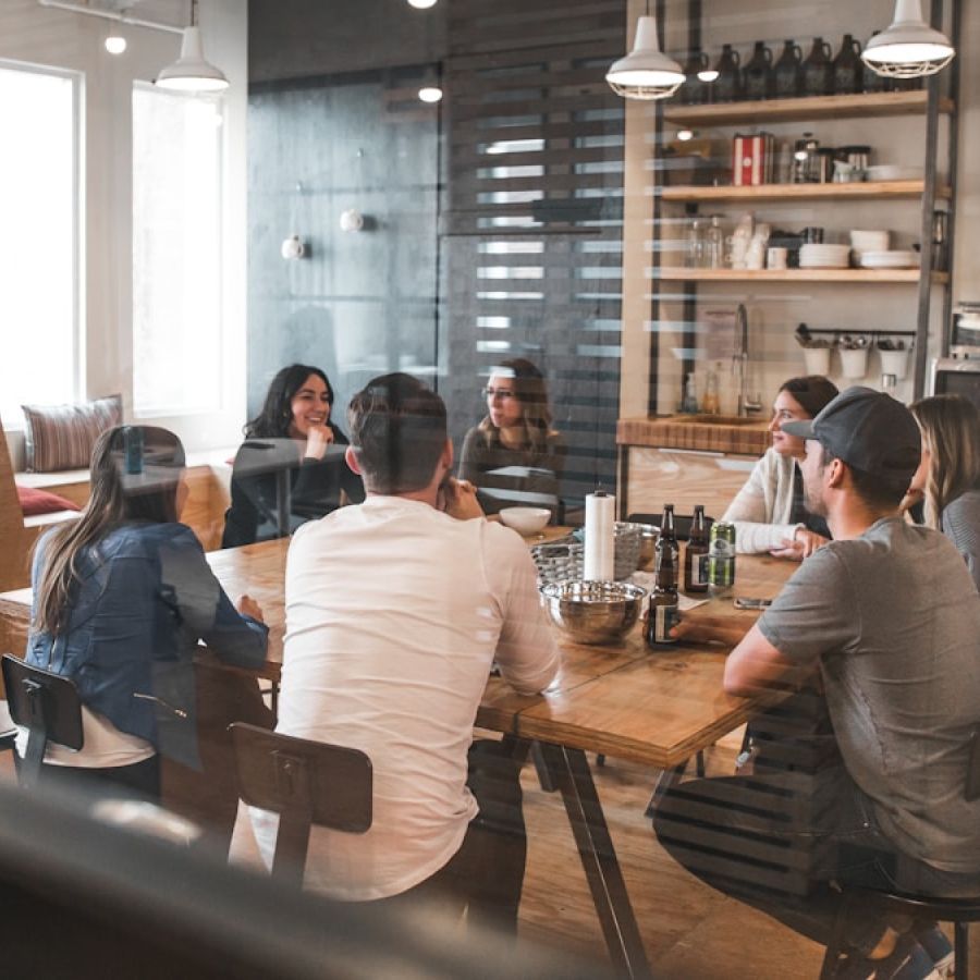 A group of people are sitting at a table in a restaurant.