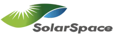 לוגו של SolarSpace עם עיצוב עלים ירוקים וכחולים. מתחת לסמל מופיע הטקסט "SolarSpace" באפור.
