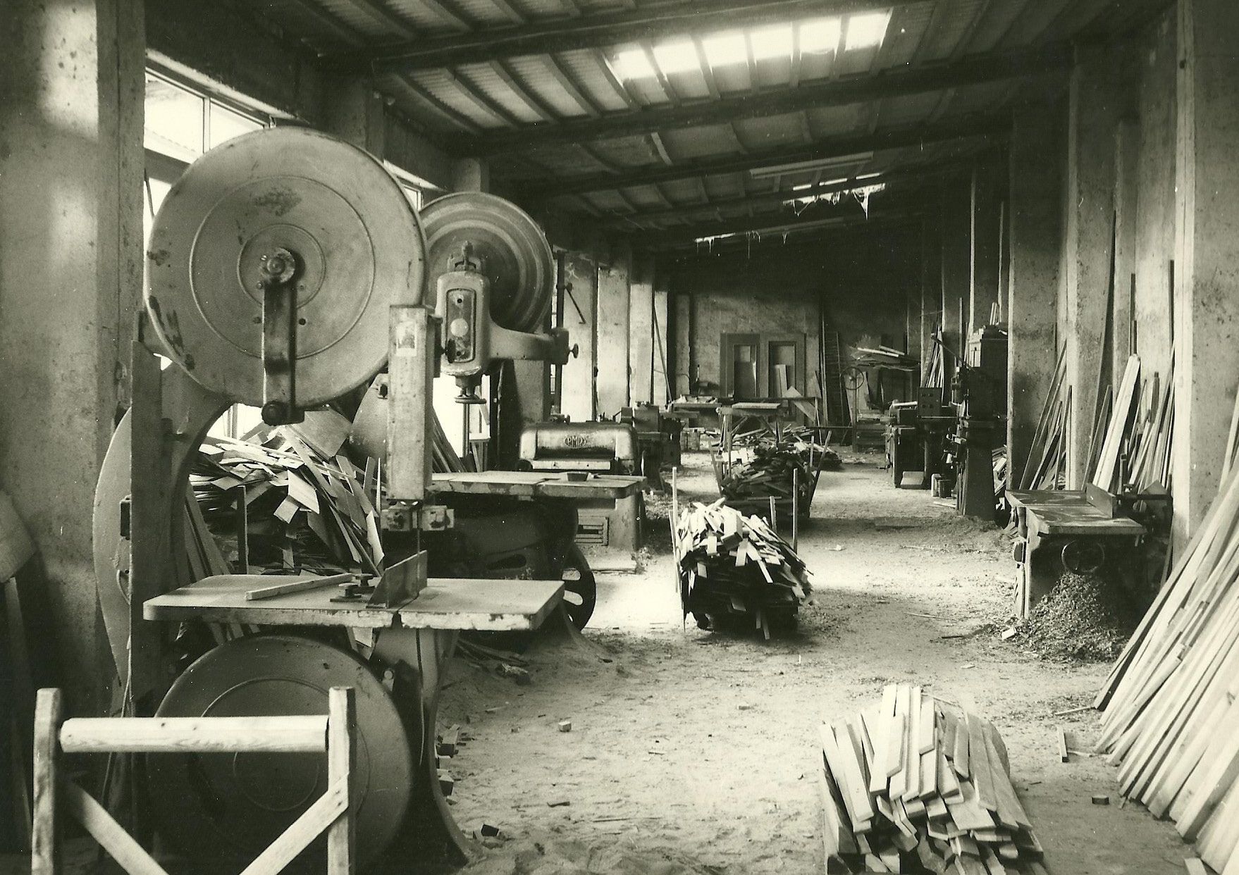 Una foto in bianco e nero di una fabbrica con molti macchinari