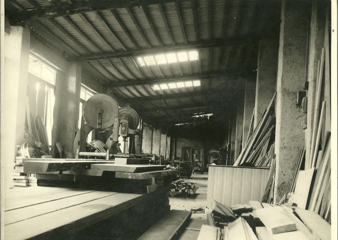 Una foto in bianco e nero di una fabbrica con molti macchinari