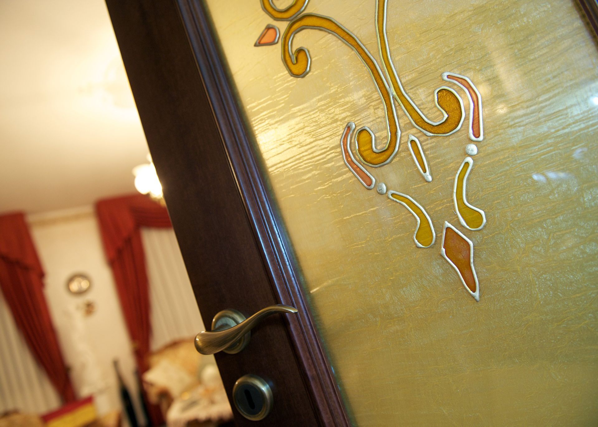 Una porta con un disegno di vetro colorato