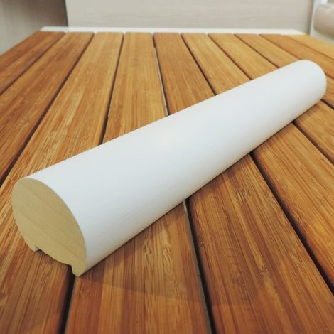 Un pezzo di legno bianco è appoggiato su un tavolo di legno