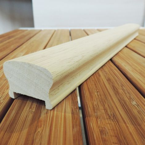 Una ringhiera di legno è appoggiata su un tavolo di legno