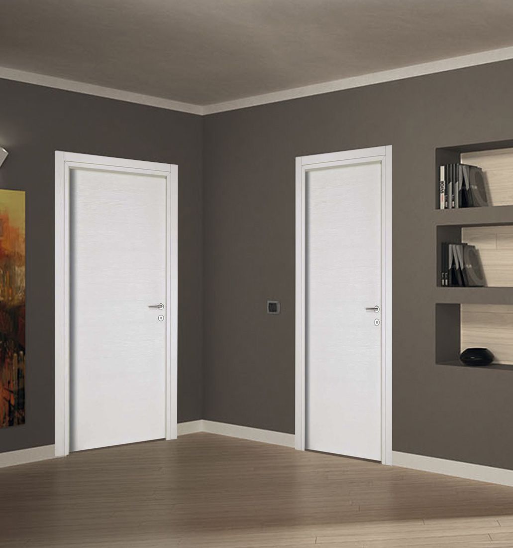 Un soggiorno con due porte bianche e un quadro sulla parete.