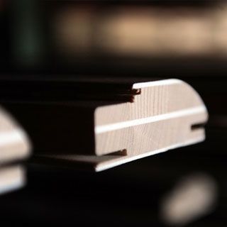 Un primo piano di un pezzo di legno su un tavolo.