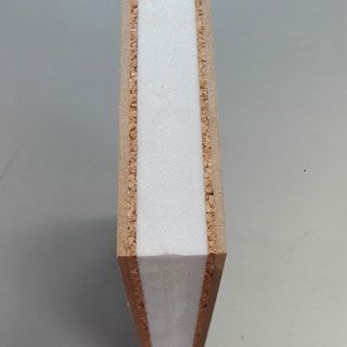 Un pezzo di legno con all'interno una schiuma bianca.